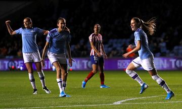 Las jugadoras del Manchester City celebrando del gol de Janine Beckie