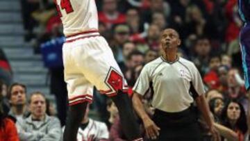 Nikola Mirotic lanza a canasta ante los Hornets.