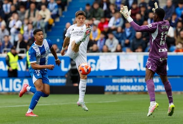 Balón al espacio que terminó encontrando Arda Güler en su mano a mano ante Owono, pero no logró rematar ante la salida del portero del Alavés. 