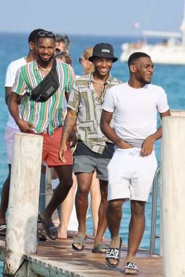 El jugador del Manchester City disfruta con su familia y amigos de unos d¨ªas de vacaciones en la Costa Azul antes del partido de Champions ante el Madrid.