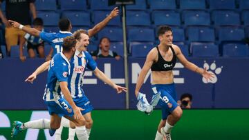CORNELLÁ-EL PRAT (BARCELONA), 31/08/2024.- El delantero del Espanyol Alejo Véliz (d) celebra el segundo gol de su equipo durante el partido de la cuarta jornada de LaLiga entre el RCD Espanyol y el Rayo Vallecano, este sábado en el estadio RCDE Stadium. EFE/ Toni Albir