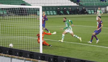 Borja Iglesias marca el 1-0 al Barcelona. 