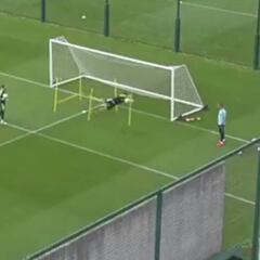 Bravo mostró su entrenamiento con el City: ¡volvió a atajar!