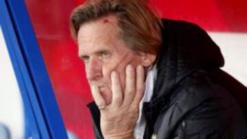 El entrenador alemán del Almería, Bernd Schuster, durante el partido de Liga en Primera División ante el Málaga disputado esta noche en el estadio de los Juegos Mediterráneos