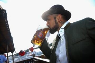 Arturo Vidal posa en el Oktoberfest 2015.