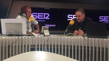 Manu Carre&ntilde;o y Gorka Villar en los estudios de la Cadena SER en mayo durante una entrevista en &#039;El Larguero&#039;.