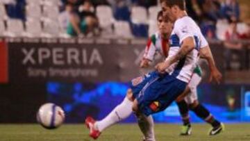 Darío Bottinelli anota uno de sus goles en la última victoria de la UC sobre Palestino en San Carlos. Fue en enero de 2014.