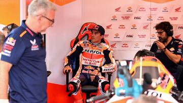 M¨¢rquez en el box del Repsol Honda en Australia.