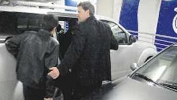 <b>DISTURBIOS. </b>La Policía Autónoma Vasca tuvo que intervenir para que los incidentes no fueran a mayores a la salida del estadio. En la imagen de arriba, Piterman se prepara para salir de Mendizorroza escoltado.