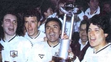 El conjunto albo dando la vuelta ol&iacute;mpica con el trofeo.