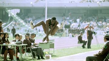 El atleta Bob Beamon durante la prueba de salto de Longitud de los Juegos Olimpicos de Mexico de 1968.