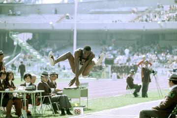 El atleta Bob Beamon durante la prueba de salto de Longitud de los Juegos Olimpicos de Mexico de 1968.