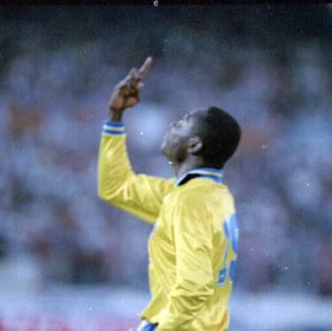 Con goles de Fredy Rincón (x2), Asprilla (x2) y Adolfo 'El Tren' Valencia, Colombia goleó a Argentina en Buenos Aires.