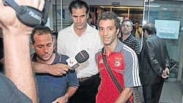 <b>FOCO DE NOTICIA. </b>Simao, en el momento de entrar en la terminal del aeropuerto de Cluj, donde estaba el Atlético.
