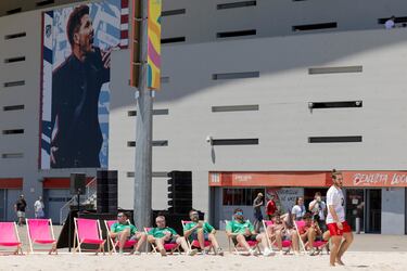 Zonas habilitadas para tomar el sol mientras se puede ver un partido de rugby playa. 
