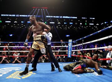 El boxeador estadounidense retuvo el título mundial de los pesados del Consejo Mundial en el primer asalto a los 2 minutos 59 segundos dejando KO al haitiano-canadiense.