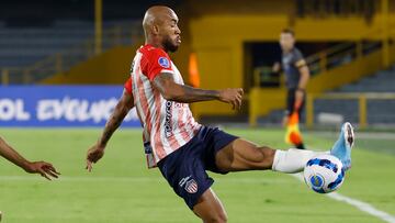 Junior enfrentando a Equidad por Copa Sudamericana con Fredy Hinestroza dominando el balón.