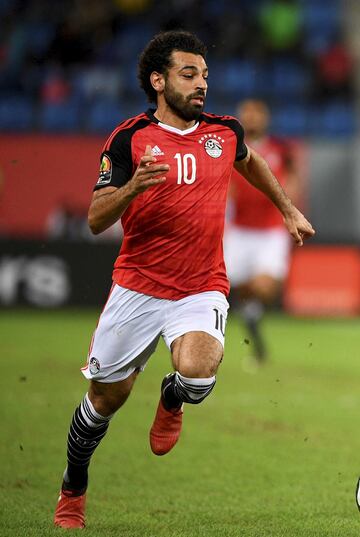 El delantero egipcio Mohamed Salah con ell defensor marroquí­ Hamza Mendyl durante el partido de cuartos de final de la Copa Africana de Naciones 2017 entre Egipto y Marruecos en Port-Gentil el 29 de enero de 2017.