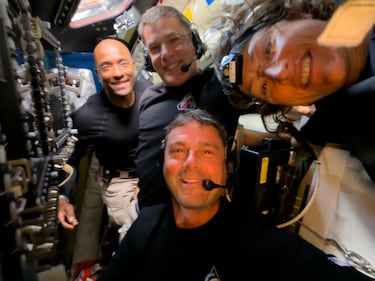 En esta imagen proporcionada por la NASA, los miembros de la tripulación de Artemis II, de izquierda a derecha, Victor Glover, Jeremy Hansen, Reid Wiseman y Christina Koch, hacen una pausa para girar la cámara y tomarse una selfie a mitad de su período de observación lunar durante un sobrevuelo de la Luna.