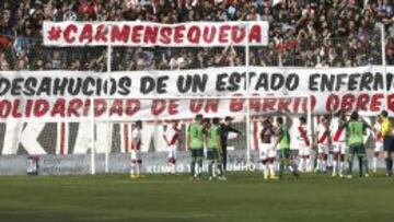 Pancarta en el estadio del Rayo Vallecano.
