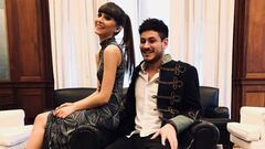 Aitana Oca&ntilde;a y Luis Cepeda posando sonrientes sentados en un sill&oacute;n.