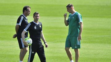 Joaquín durante un entrenamiento del Betis.