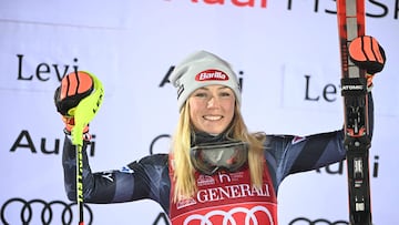 Mikaela Shiffrin of the US poses on the podium after winning the women's slalom event in the Alpine Skiing World Cup on the Levi black race slope in Kittil?, Finnish Lapland on November 20, 2022. (Photo by Jussi Nukari / Lehtikuva / AFP) / Finland OUT