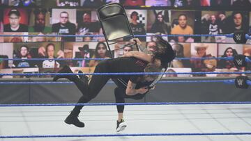 Edge aplica una lanza a Jimmy Uso.