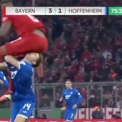 Fue tan salvaje que le torció el cuello más de 90º hacia atrás: la acción que estremece a Alemania