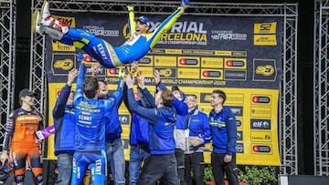 El equipo Sherco mantea a Adam Raga en su despedida de la competición en el X-Trial de Barcelona.