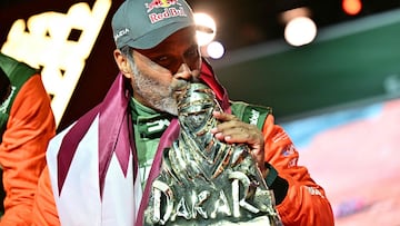 Nasser Al Attiyah con el Touareg que le certifica como ganador del Dakar 2026 con Dacia.