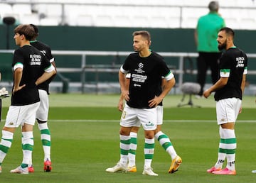 Los jugadores del Betis saltan al terreno de juego con camisetas contra la Superliga
