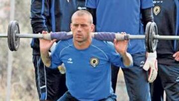 <b>TRABAJADOR. </b>Rubén Navarro levanta pesas durante un entrenamiento del equipo.