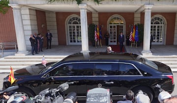 El presidente de los Estados Unidos, Joe Biden, llega en su vehículo 'La Bestia' al Palacio de La Moncloa para mantener una reunión con el presidente del Gobierno, Pedro Sánchez. 