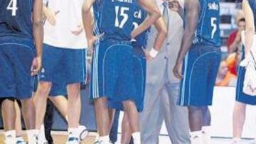 <b>IMPOTENTES. </b>Los jugadores del Real Madrid se hundieron ante el vendaval vitoriano del segundo cuarto y no presentaron batalla.