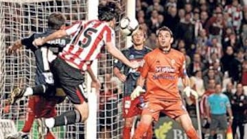 <b>SIN PEGADA ARRIBA. </b>El Athletic no estuvo acertado ante la portería de Juan Pablo. Iraola y Etxeita lo intentaron en las jugadas a balón parado.
