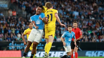 El centrocampista peruano del Celta de Vigo Renato Tapia y el centrocampista del Barcelona Frenkie de Jong, durante el partido correspondiente a la jornada 25 de LaLiga EA Sports disputado entre el Celta de Vigo y el Barcelona en el estadio de Balaídos.