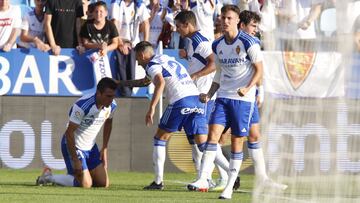 Los jugadores del Real Zaragoza felicitan a Zapater tras marcar el gol de la victoria frente al Villarreal B.