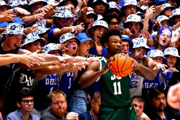 En el baloncesto universitario de EE UU se vive cada partido con gran emoción, también desde la grada. Valga de ejemplo esta imagen del Cameron Indoor Stadium de la Universidad de Duke (Carolina del Norte), donde varios aficionados locales se mofan del jugador de Jacksonville Jordan Davis cuando intenta poner en juego un balón desde la banda.