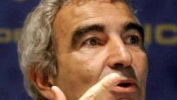 <b>CON HIGUAÍN EN MENTE.</b> El seleccionador francés, Raymond Domenech, no quiso hablar del jugador madridista, aunque ya ha intentando por segunda vez que vista la camiseta francesa.