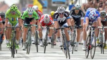 Degenkolb (centro) gana a Demare (derecha) y Sagan (izquierda).