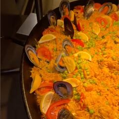 Un español enseña cómo hacen una paella en las Islas Mauricio: “A más de un valenciano le va a dar un ictus”