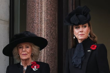 Catalina, princesa de Gales, y Camila, reina del Reino Unido, observan desde un balcón durante la ceremonia anual del Domingo del Recuerdo en el Cenotafio de Whitehall, en Londres.