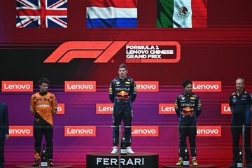 Max Verstappen, Lando Norris y Sergio Pérez escuchan el himno de Países Bajos en el podio.