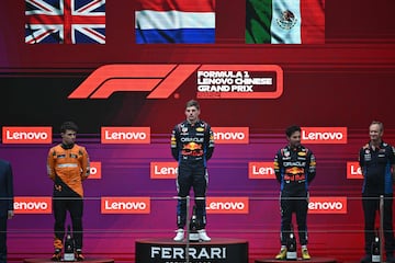 Max Verstappen, Lando Norris y Sergio Pérez escuchan el himno de Países Bajos en el podio.