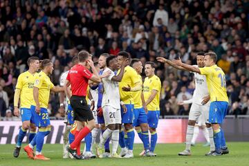 El enfrentamiento de Vinicius con Fali terminó con una tarjeta amarilla para cada uno. El jugador del Real Madrid le recriminaba al central del Cádiz un codazo sobre Rodrygo.