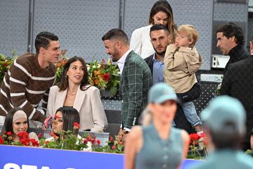 Kepa Arrizabalaga, Andrea Martínez, David Villa, Koke Resurreción, Beatriz Espejel y Raúl González durante el partido que los tenistas Andréi Rublevv y Carlos Alcaraz disputaron en el Mutua Madrid Open.