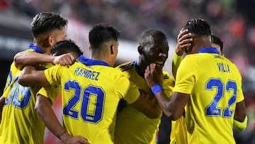 LA PLATA, ARGENTINA - MARCH 13: Luis Advincula of Boca Juniors celebrates with teammates after scoring the first goal of his team during a match bewteen Estudiantes and Boca Juniors as part of Copa de la Liga 2022 at Jorge Luis Hirschi Stadium on March 13, 2022 in La Plata, Argentina. (Photo by Rodrigo Valle/Getty Images)