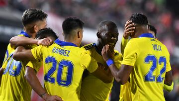 LA PLATA, ARGENTINA - MARCH 13: Luis Advincula of Boca Juniors celebrates with teammates after scoring the first goal of his team during a match bewteen Estudiantes and Boca Juniors as part of Copa de la Liga 2022 at Jorge Luis Hirschi Stadium on March 13, 2022 in La Plata, Argentina. (Photo by Rodrigo Valle/Getty Images)