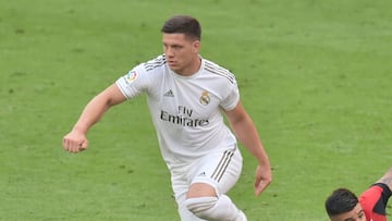 Chelsea y Leicester entran en la puja por Jovic